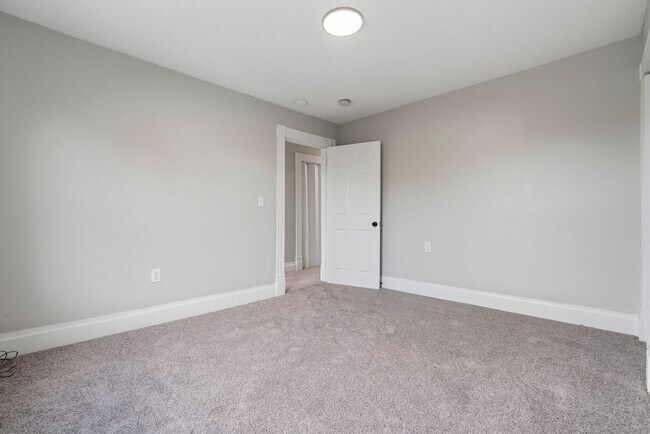 Building Photo - 865 E 11th Ave