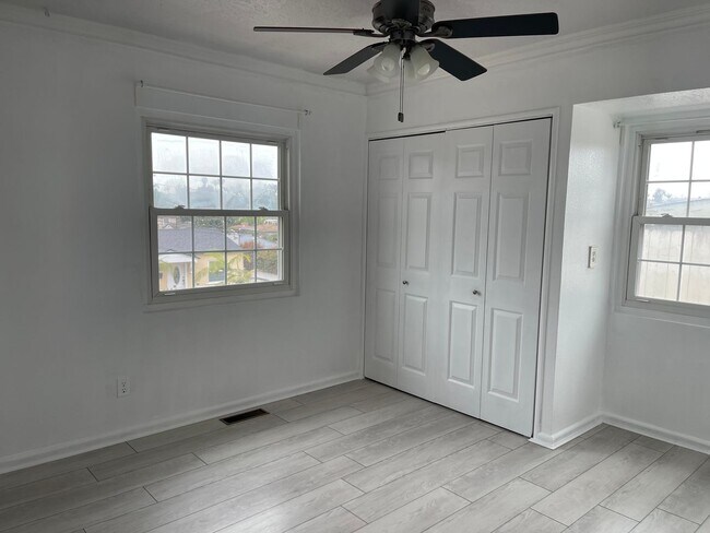 Building Photo - 3 Bed, 2 Bath House, New Kitchen plus 2 Bonus Rooms/Office in La Mesa!