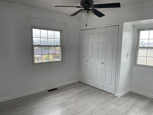 Building Photo - 4 Bed, 2 Bath House, Newer Kitchen plus 1 Bonus Room/Office in La Mesa!