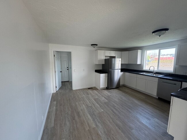 Building Photo - Large Home in Newport!