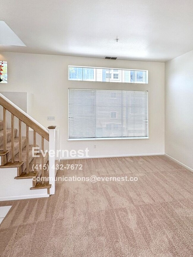 Building Photo - Lovely 2-Bedroom Townhome: Comfort and Con...