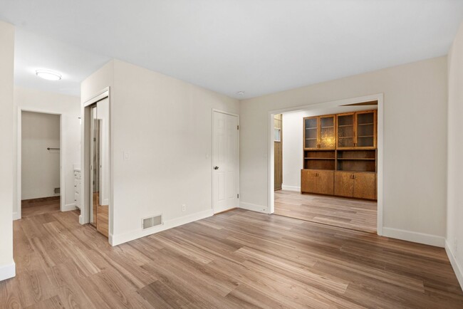 Building Photo - 3 bedroom, 2.5 bathroom end unit townhome ...