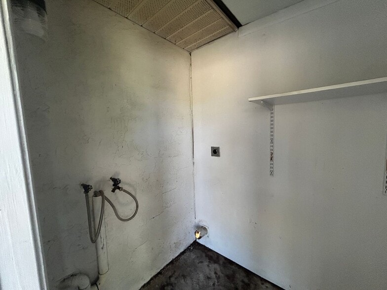 Building Photo - All tile 2/1  in San Carlos Park