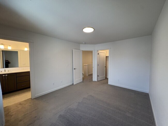Building Photo - 6157 Blue River Dr SE