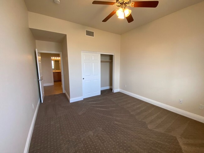 Building Photo - FABULOUS 4TH FLOOR CONDO IN GATED COMMUNIT...