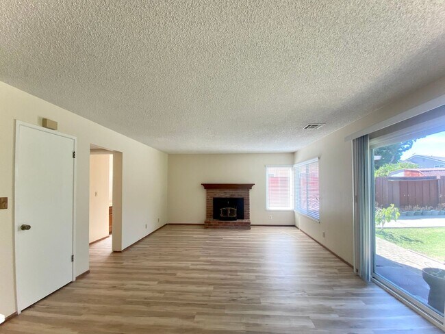 Building Photo - Spacious 4-bedroom home with Bonus Loft located in Union City! – Beautiful Backyard!