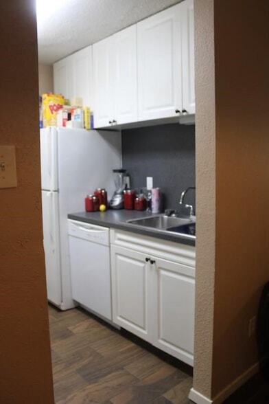 Building Photo - 10047 Westpark Dr