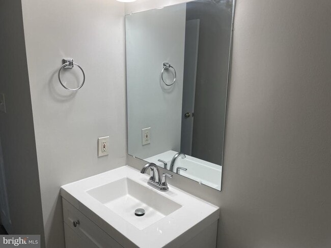 Building Photo - 9412 Chippenham Dr