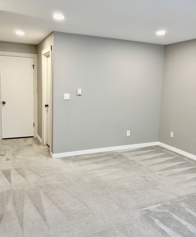 Building Photo - 2 Bed / 2 Bath updated Mercer Island condo $2,995/mo