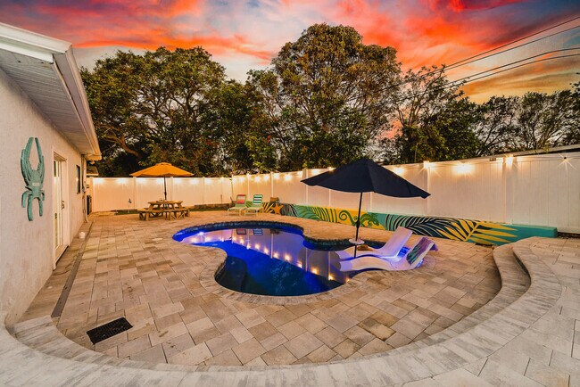 Building Photo - 6660 Date Palm Ave S