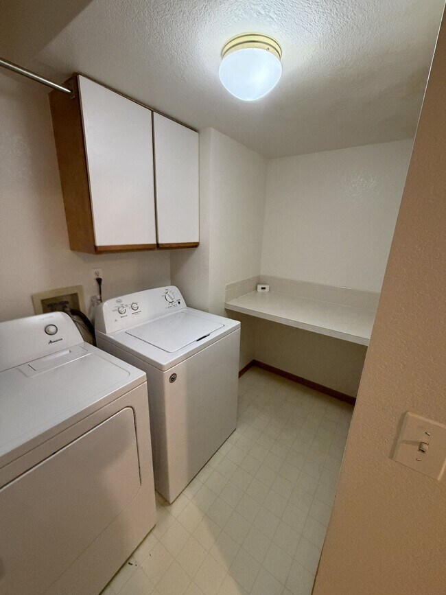 Building Photo - 1637 Westbridge Dr