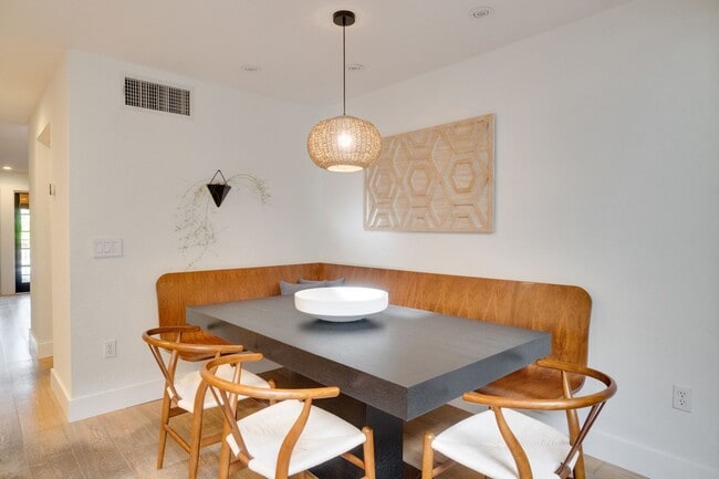 Building Photo - Exquisite 3 bedroom 2.5 bath two-story Executive Condo in Winter Park with 2-Car Garage