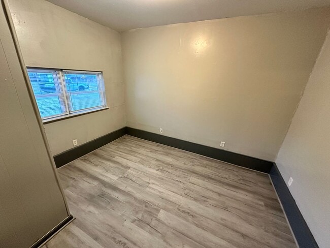 Building Photo - Move -in Special: Charming 3-Bedroom, 1-Ba...