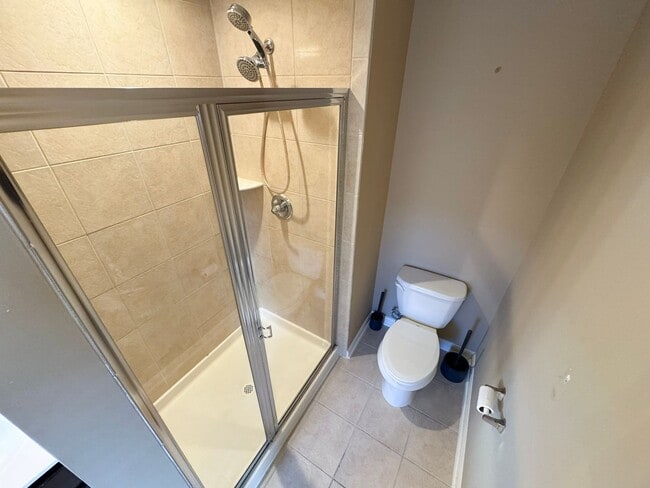 Building Photo - Beautiful And Spacious 3 Bed 3.5 Bath Interior Brick Townhome With Balcony In Hastings Marketplace