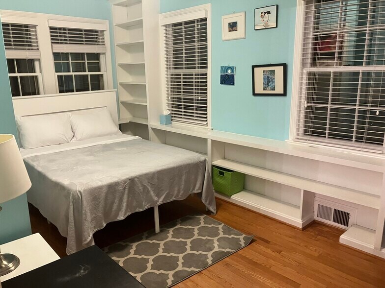 Side bedroom with bathroom attached - 3741 4th St N