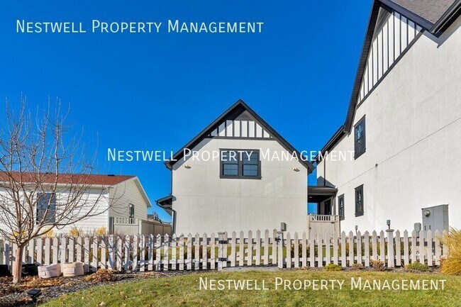 Building Photo - 5056 W Lake Ave