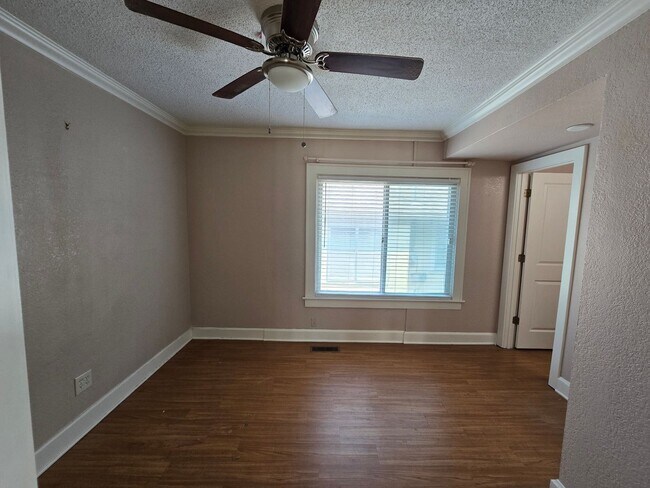 Building Photo - large three bedroom house with extra livin...