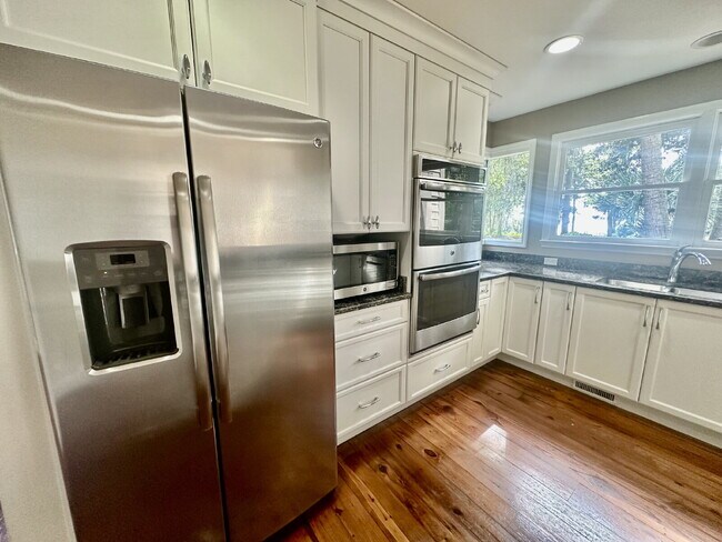 Building Photo - Amazing Four Bedroom Home Located Close to Alljoy Beach with Community Dock Access in Bluffton!