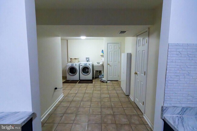 Building Photo - 4 Fieldstone Ct