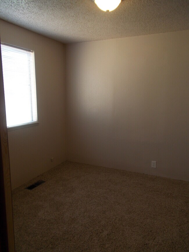 Building Photo - 2 Bedroom, 1 Bath house with a Huge Backyard!