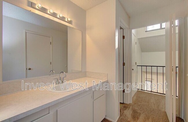 Building Photo - 8604 NE Mason Dr