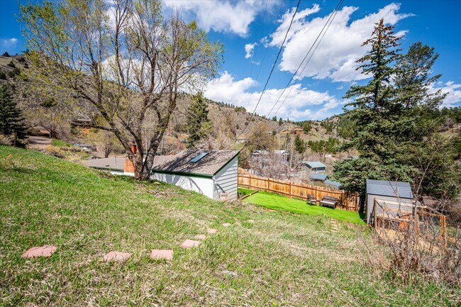 Building Photo - 2733 S Riverview Dr