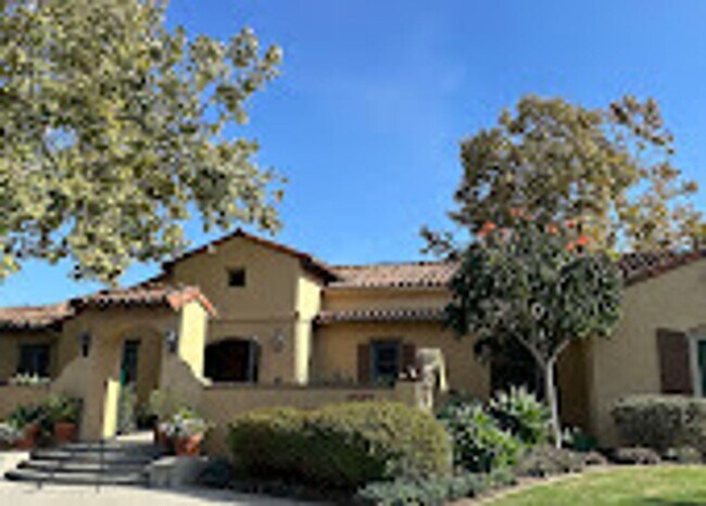 Building Photo - Gorgeous Eastlake Townhome!