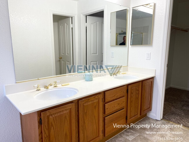 Building Photo - 5608 Glen Oaks Dr