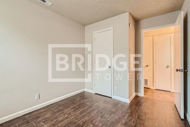 Building Photo - 806 Prairie Creek Dr