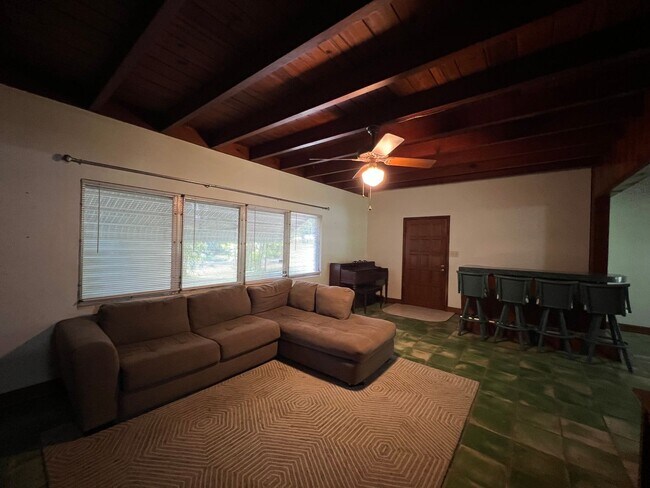 Building Photo - Spacious 2/1 in Fort Pierce