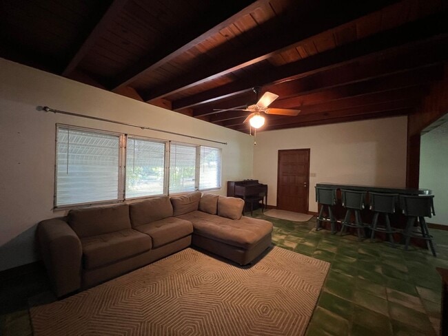 Building Photo - Spacious 2/1 in Fort Pierce * Water and El...
