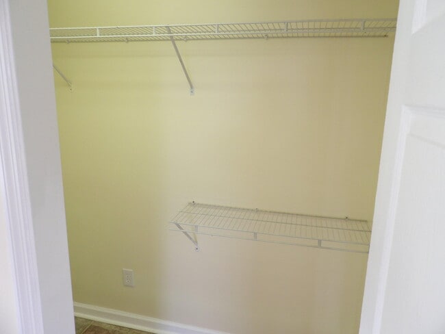 Building Photo - 102 Cedar Dr