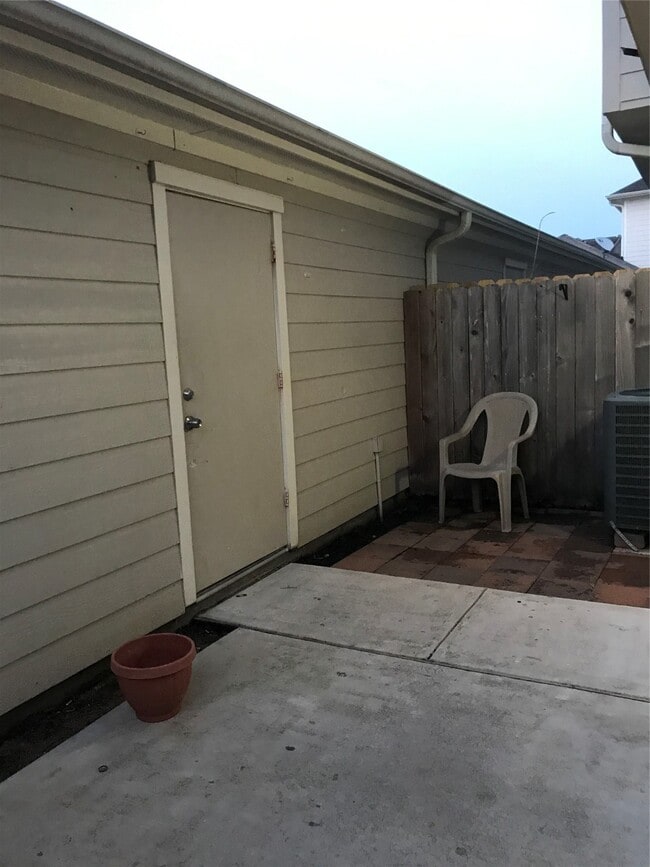 Building Photo - 1901 Kemah Village Dr