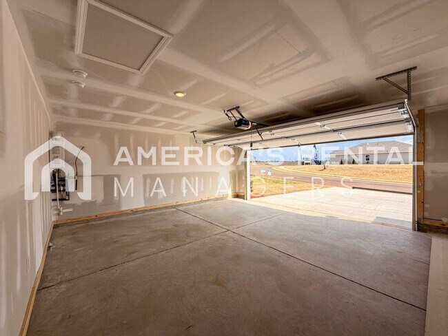 Building Photo - Available NOW! Spacious 5-Bedroom Single Level Home!