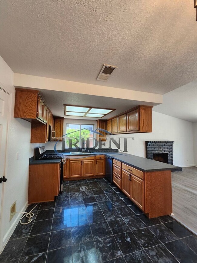 Building Photo - 3 bedroom, 2 bath house