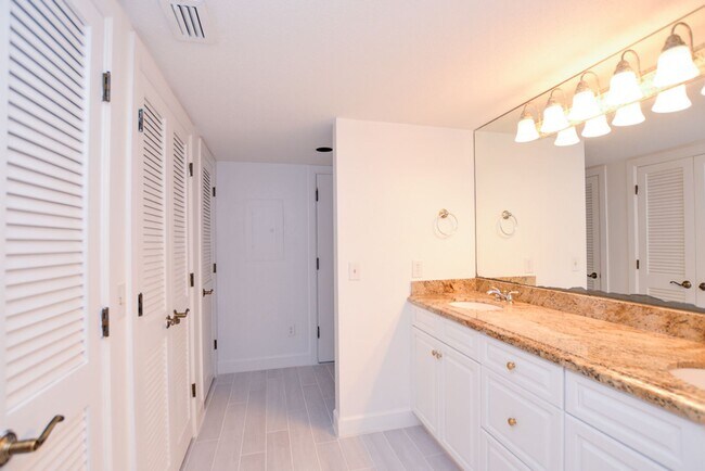 Building Photo - 622 Olde Camelot Cir