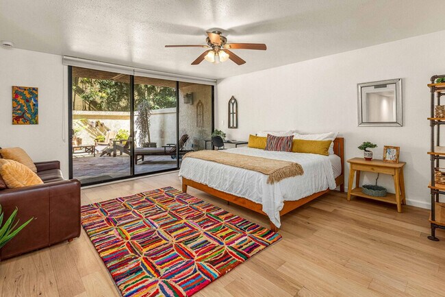 Building Photo - 2420 Torrey Pines Rd