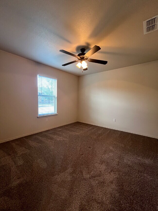 Building Photo - Cute 3/2/2 townhome in the Lubbock-Cooper ...