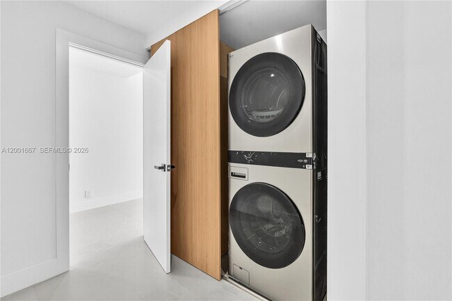 Building Photo - 4967 SW 32nd Way