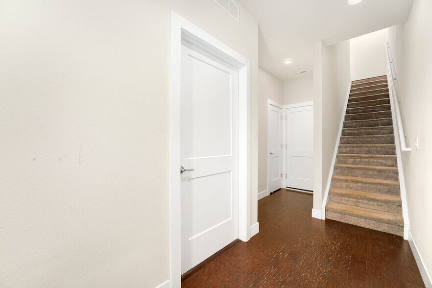 Building Photo - 1276 W 11th Ave