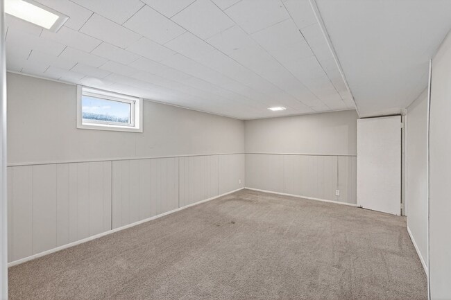 Building Photo - Great Location