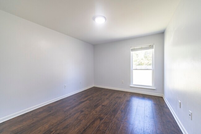 Building Photo - 35576 Melrose Ave