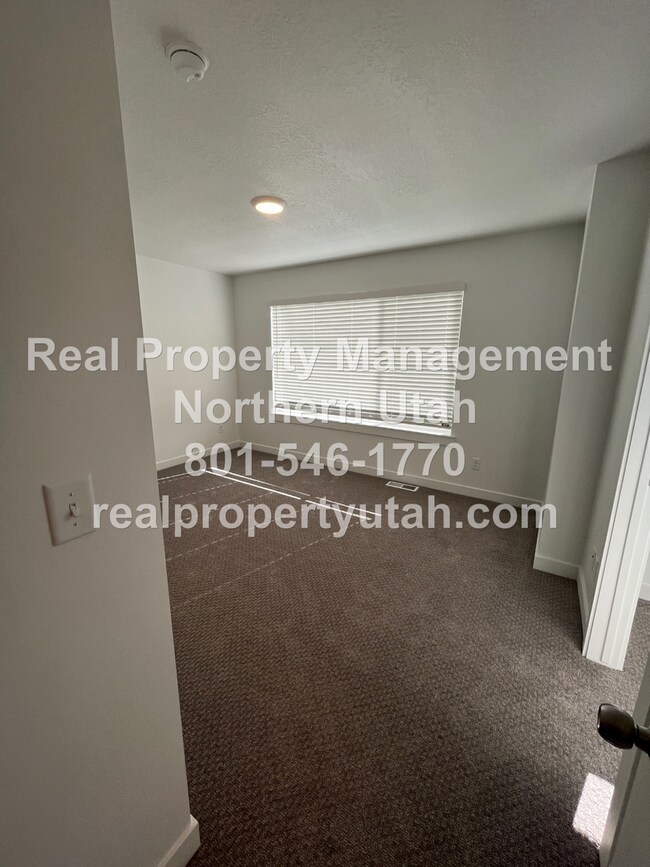 Building Photo - 3084 N 1600 E