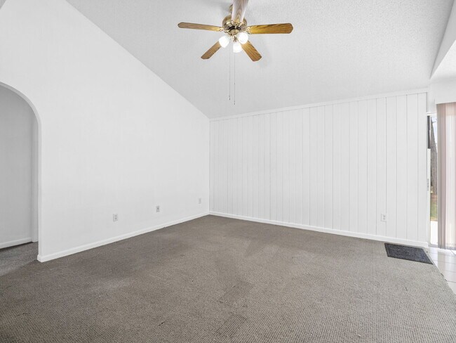 Building Photo - Well-maintained 3-bedroom, 2-bath, large back yard!