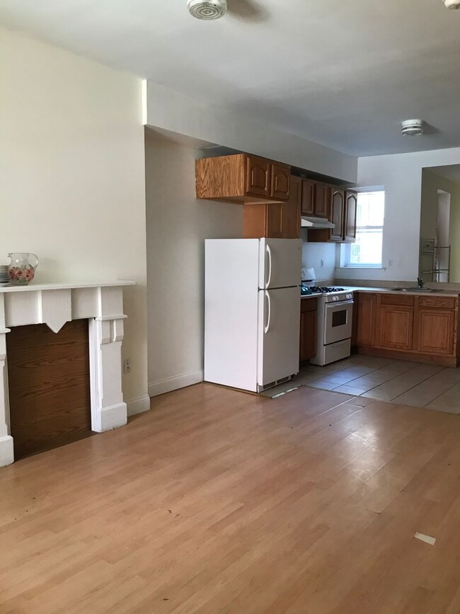 Building Photo - Spacious 4 bedroom only blocks away from U...