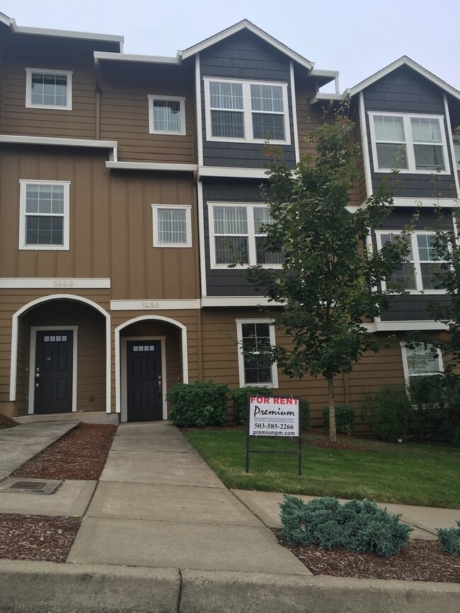 Building Photo - Large Two Bedroom Townhouse with Gas Fireplace in South Salem