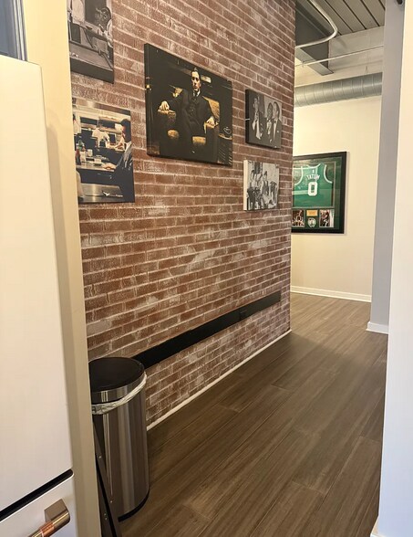 Building Photo - 515 W Main St