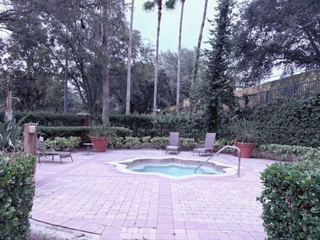Building Photo - Luxury Top Floor Condo