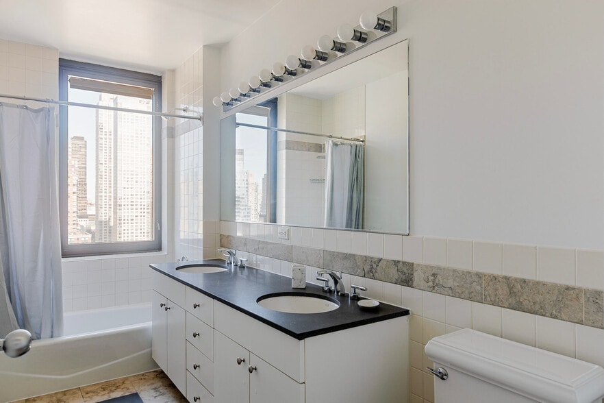Building Photo - 500 W 56th St