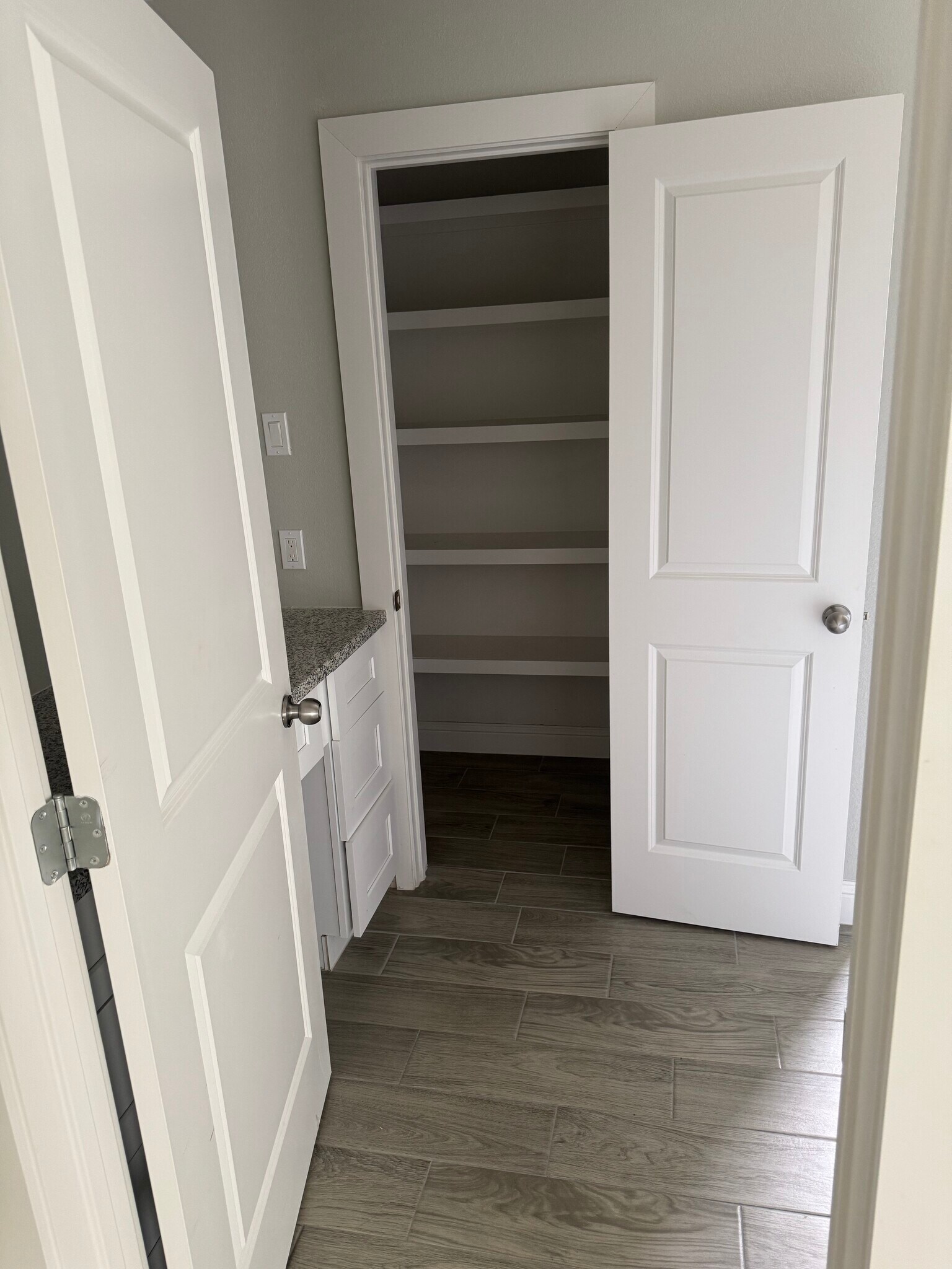 Building Photo - 2700 Country Club Dr